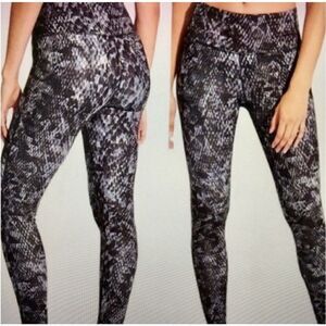 Athleta Chaturanga High Rise Black Gray Cobra Snake Print Leggings Size S
